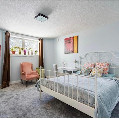 Elegant Garden Suite&2Mins Bus Station Close Lrt& Free Parking Calgary Exterior photo