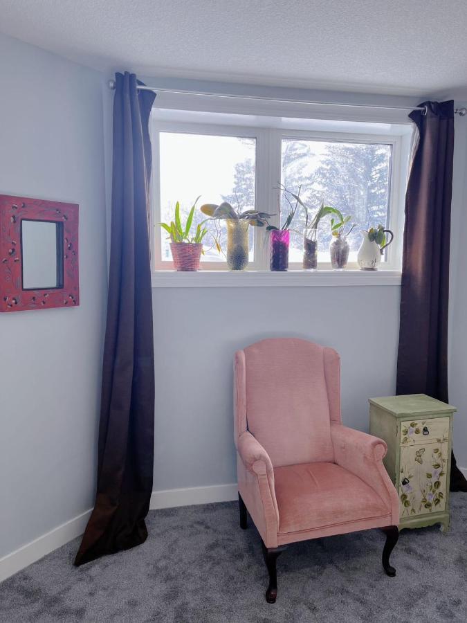 Elegant Garden Suite&2Mins Bus Station Close Lrt& Free Parking Calgary Exterior photo