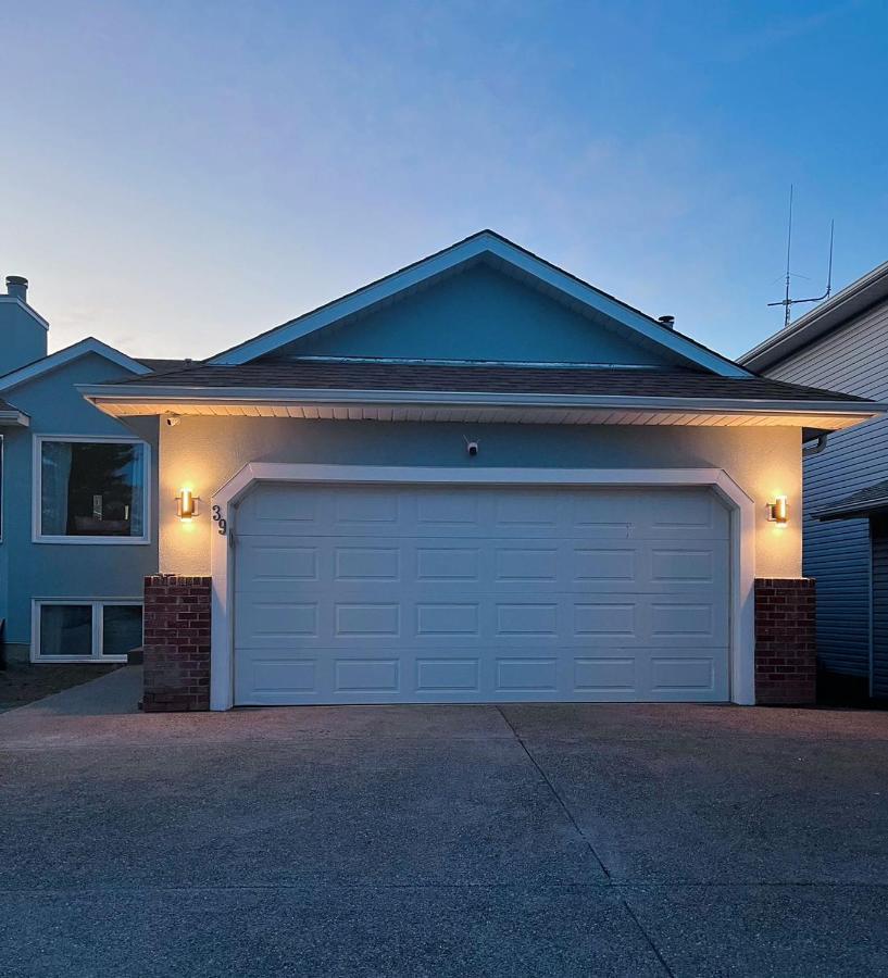 Elegant Garden Suite&2Mins Bus Station Close Lrt& Free Parking Calgary Exterior photo