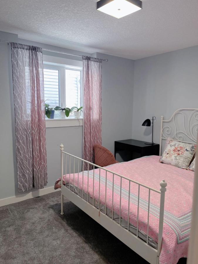 Elegant Garden Suite&2Mins Bus Station Close Lrt& Free Parking Calgary Exterior photo