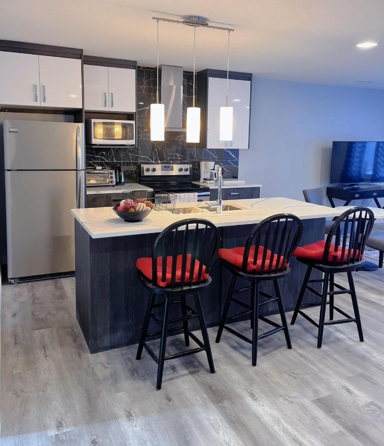 Elegant Garden Suite&2Mins Bus Station Close Lrt& Free Parking Calgary Exterior photo