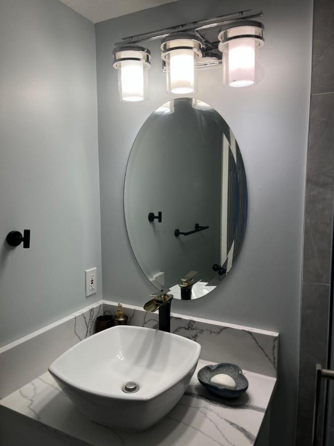 Elegant Garden Suite&2Mins Bus Station Close Lrt& Free Parking Calgary Exterior photo