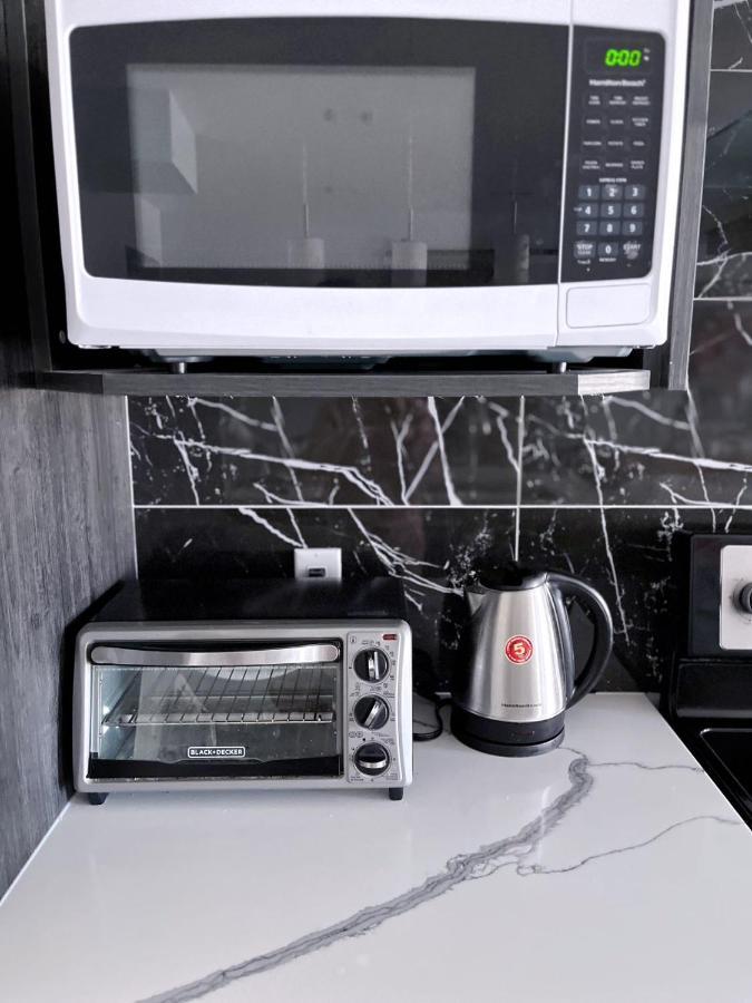 Elegant Garden Suite&2Mins Bus Station Close Lrt& Free Parking Calgary Exterior photo