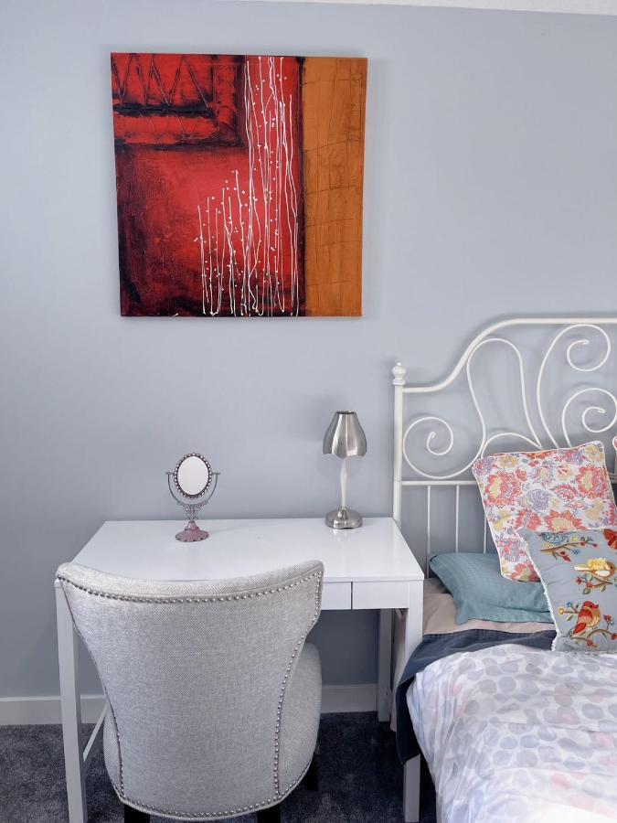 Elegant Garden Suite&2Mins Bus Station Close Lrt& Free Parking Calgary Exterior photo