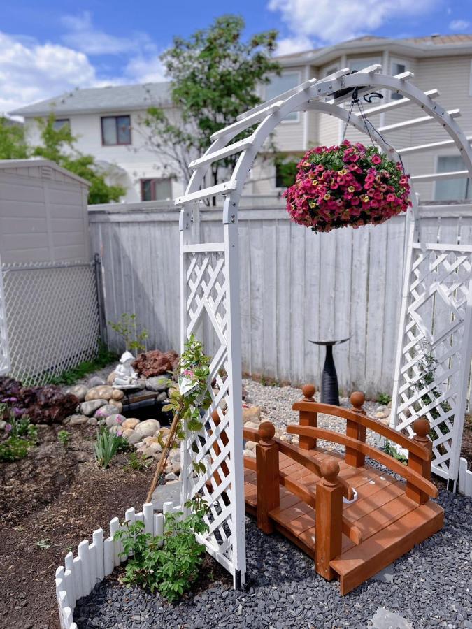 Elegant Garden Suite&2Mins Bus Station Close Lrt& Free Parking Calgary Exterior photo